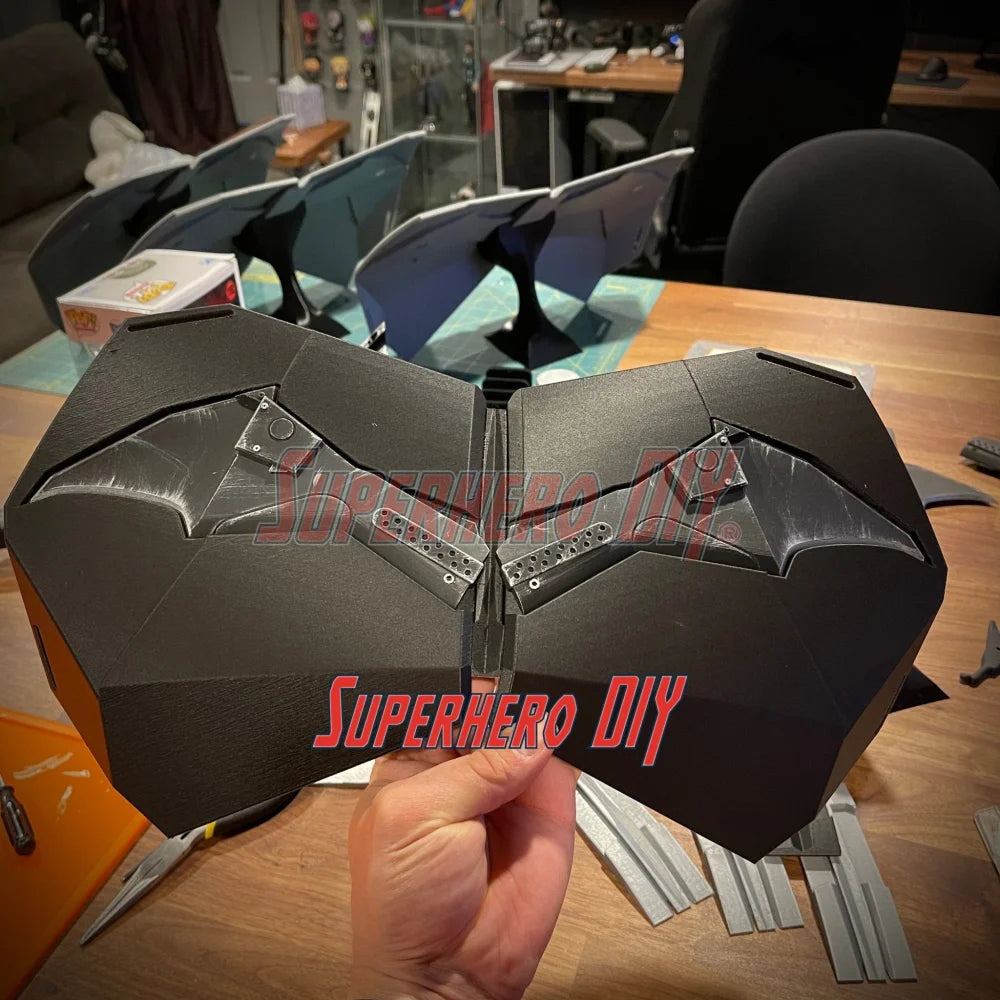 The Batman 2022 Chest Armor for Cosplay or Display | Magnetic Chest Logo for 2022 Batman costume | 3D-printed plastic Batman prop - Superhero DIY