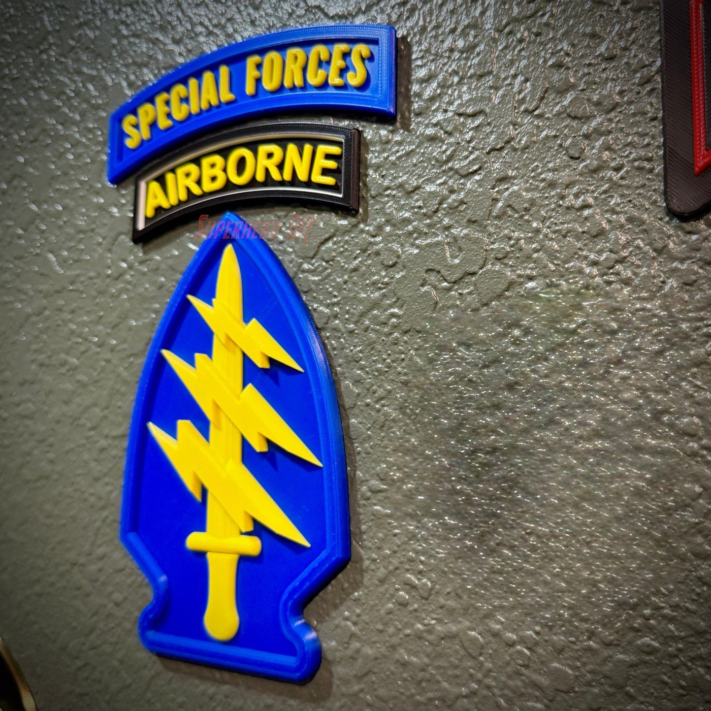 Special Forces display insignia featuring Airborne tab and arrowhead emblem with yellow dagger and lightning bolts.