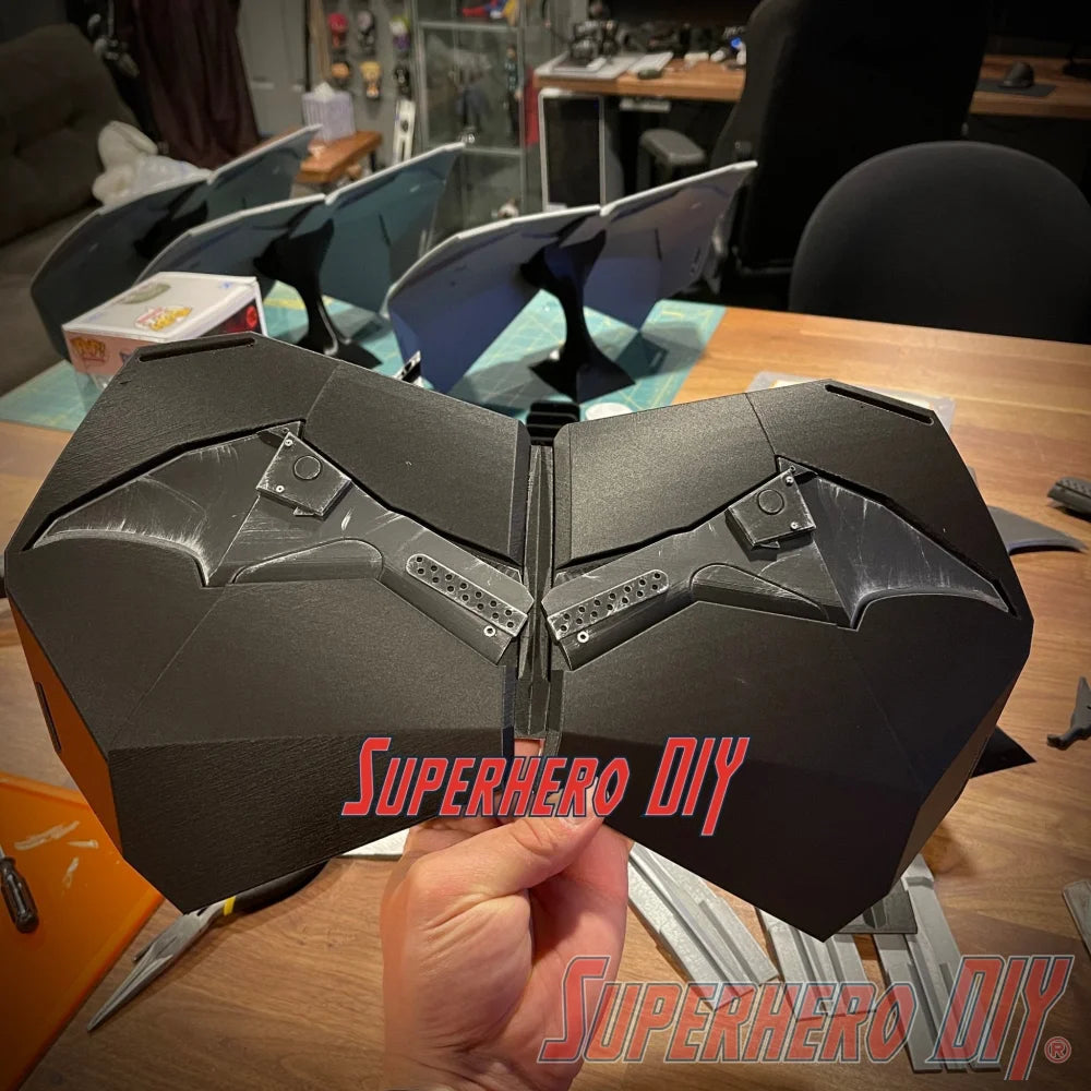 3D PRINTABLE Digital STL File | The Batman 2022 Chest Armor for Cosplay or Display | Magnetic Chest Logo for 2022 Batman costume - Superhero DIY