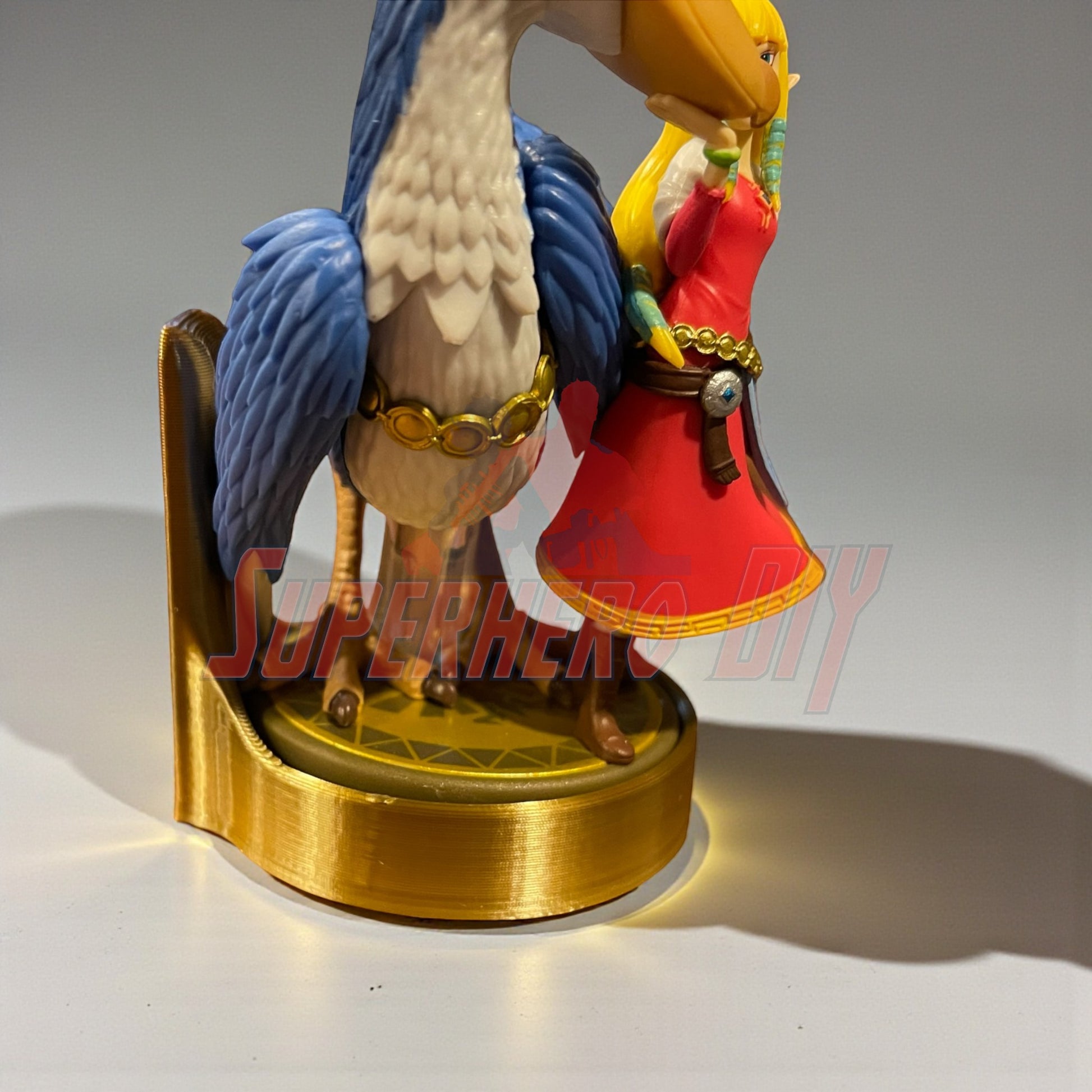 Gold 3D-printed display shelf for amiibo with character figure, no screws needed, ideal for showcasing Nintendo Amiibo collectibles.