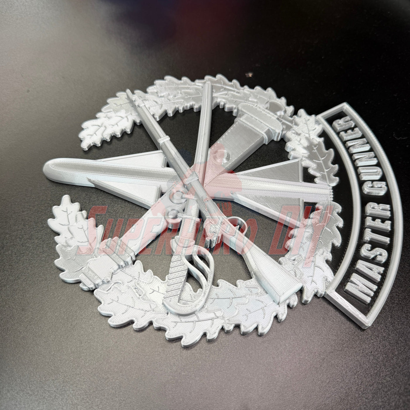 Master Gunner Badge display insignia in 3D design featuring firearms and oak leaves, ideal for wall display.