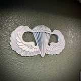 Parachutist jump wings badge with wings and parachute detail, symbolizing military airborne achievement.